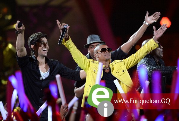 CORAL GABLES, FL - JULY 17: Enrique Iglesias, Descember Bueno, and Gente de Zona perform onstage during the Premios Juventud 2014 at The BankUnited Center on July 17, 2014 in Coral Gables, Florida. (Photo by Rodrigo Varela/Getty Images for Univision)