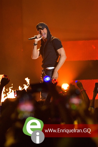 MIAMI, FL - JULY 14: Enrique Iglesias performs onstage at the Univision's 13th Edition Of Premios Juventud Youth Awards at Bank United Center on July 14, 2016 in Miami, Florida. (Photo by Rodrigo Varela/Getty Images for Univision)