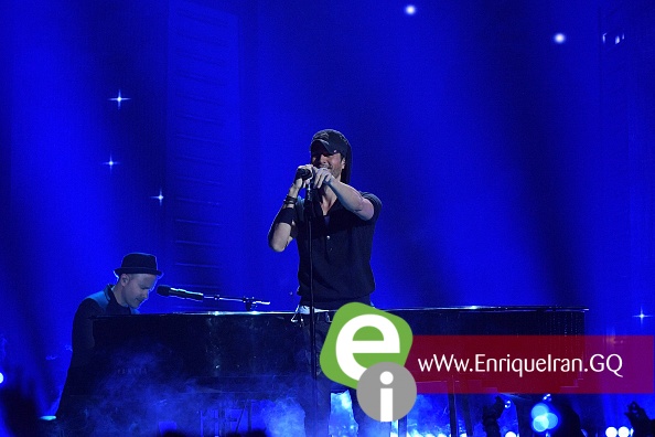 MIAMI, FL - JULY 14: Enrique Iglesias performs onstage at the Univision's 13th Edition Of Premios Juventud Youth Awards at Bank United Center on July 14, 2016 in Miami, Florida. (Photo by Rodrigo Varela/Getty Images for Univision)