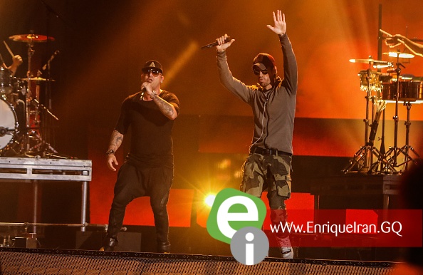 MIAMI, FL - JULY 13: Enrique Iglesias and Wisin perform during Univisions Premios Juventud Awards Rehearsals - Day 3 at Bank United Center on July 13, 2016 in Miami, Florida. (Photo by John Parra/Getty Images for Univision)